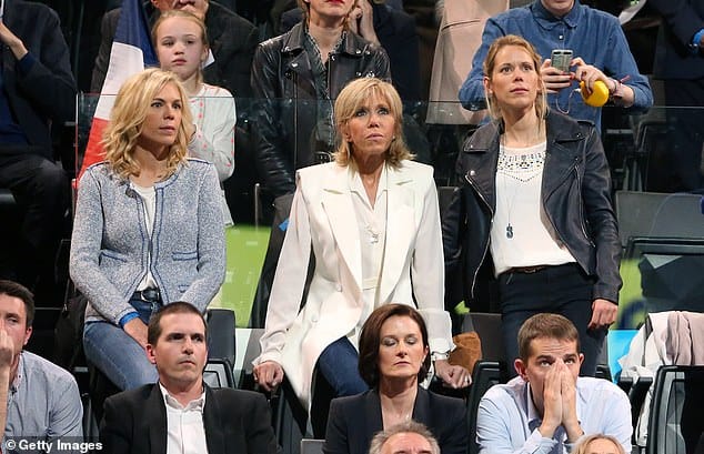 Brigitte Macron (au centre) et ses filles Laurence Auzière-Jourdan (à gauche) et Tiphaine Auzière (à droite) assistent au rassemblement électoral d'Emmanuel Macron, alors candidat à la présidentielle française, en avril 2017.