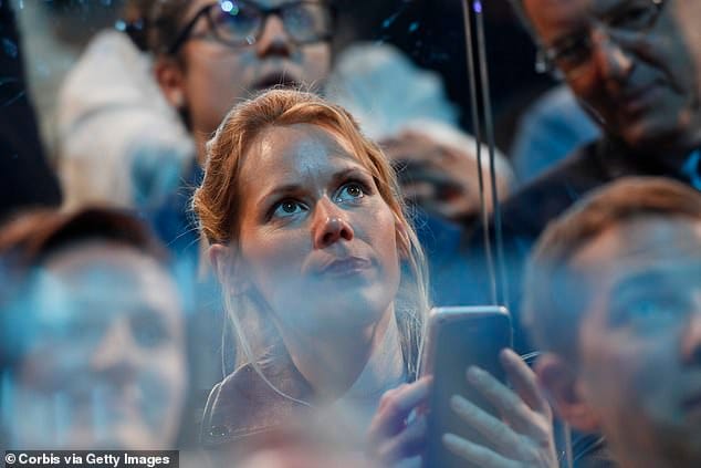 La violence domestique, l'arrêt des fermetures de salles de classe et une campagne contre un parc éolien ne sont que quelques-uns des projets dans lesquels Auzière a été impliquée, mais elle affirme n'être qu'une « citoyenne engagée » plutôt qu'une future politicienne.