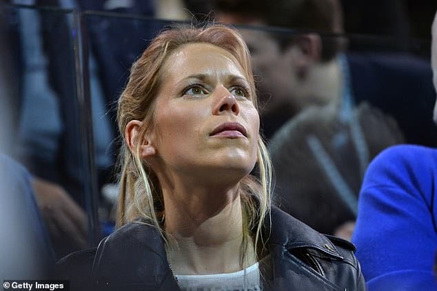 Tiphaine Auzière, 36 ans, est la plus jeune fille issue du premier mariage de la Première dame française Brigitte Macron. Elle est une militante locale du parti La République en Marche de son beau-père Emmanuel Macron.