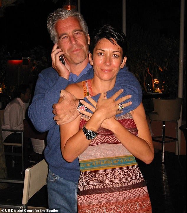 Maxwell, qui aurait été la madame d'Epstein ainsi que son ancienne petite amie, est vu en train de poser avec le pédophile sur des photos de preuves montrées au tribunal