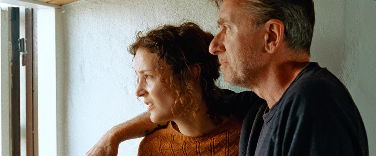 Vicky Krieps et Tim Roth dans « Bergman Island » de Mia Hansen-Løve (2021).