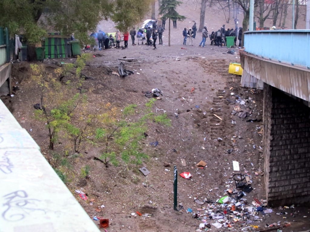 La colline du crack, campement de consommateurs près de la porte de la Chapelle à Paris, avant son évacuation