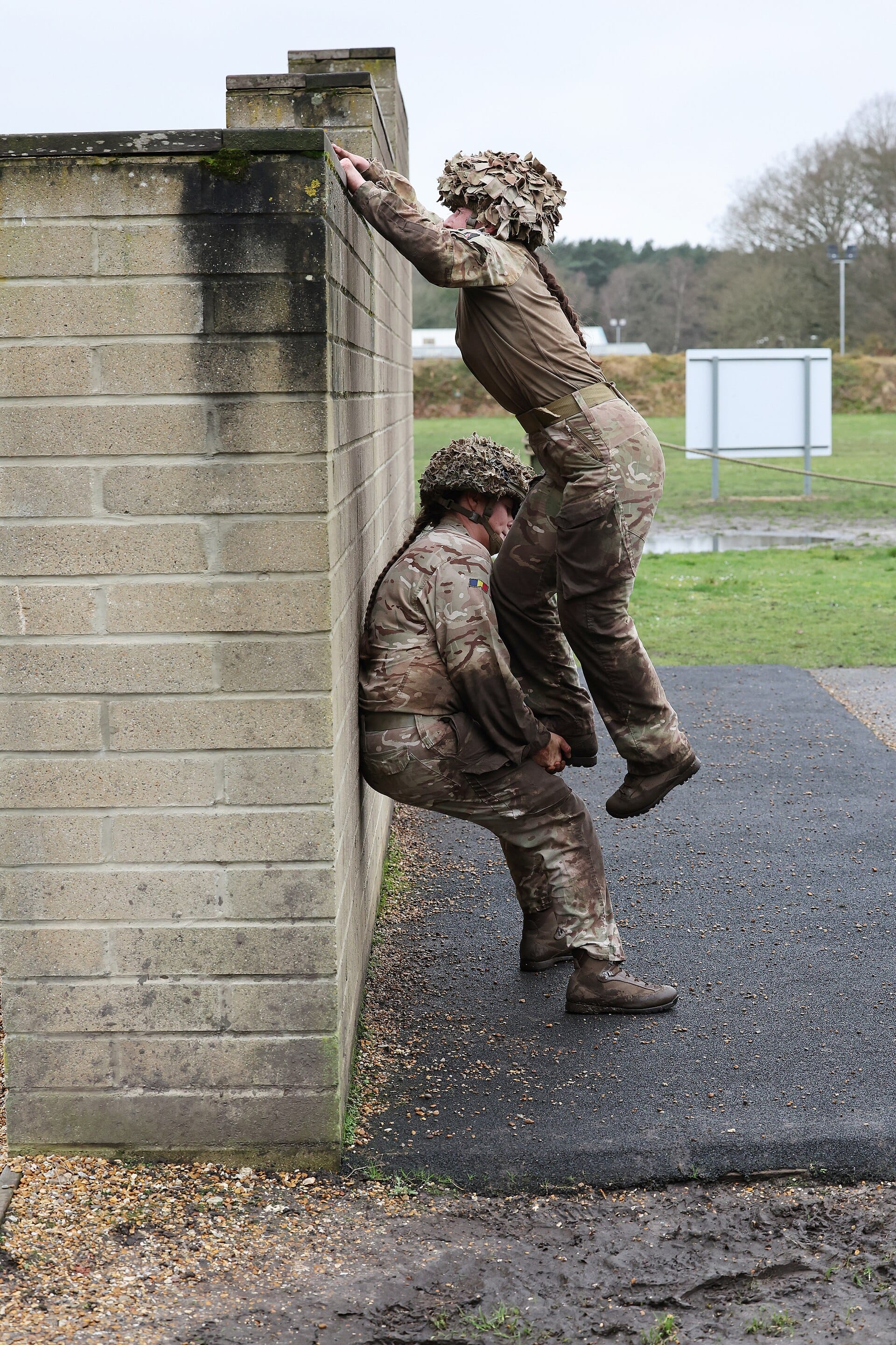 Des recrues de l’armée britannique à l’entraînement à Pirbright. Photographie d’archive : elle ne représente pas le rappel de la réserve prévu en 2027.