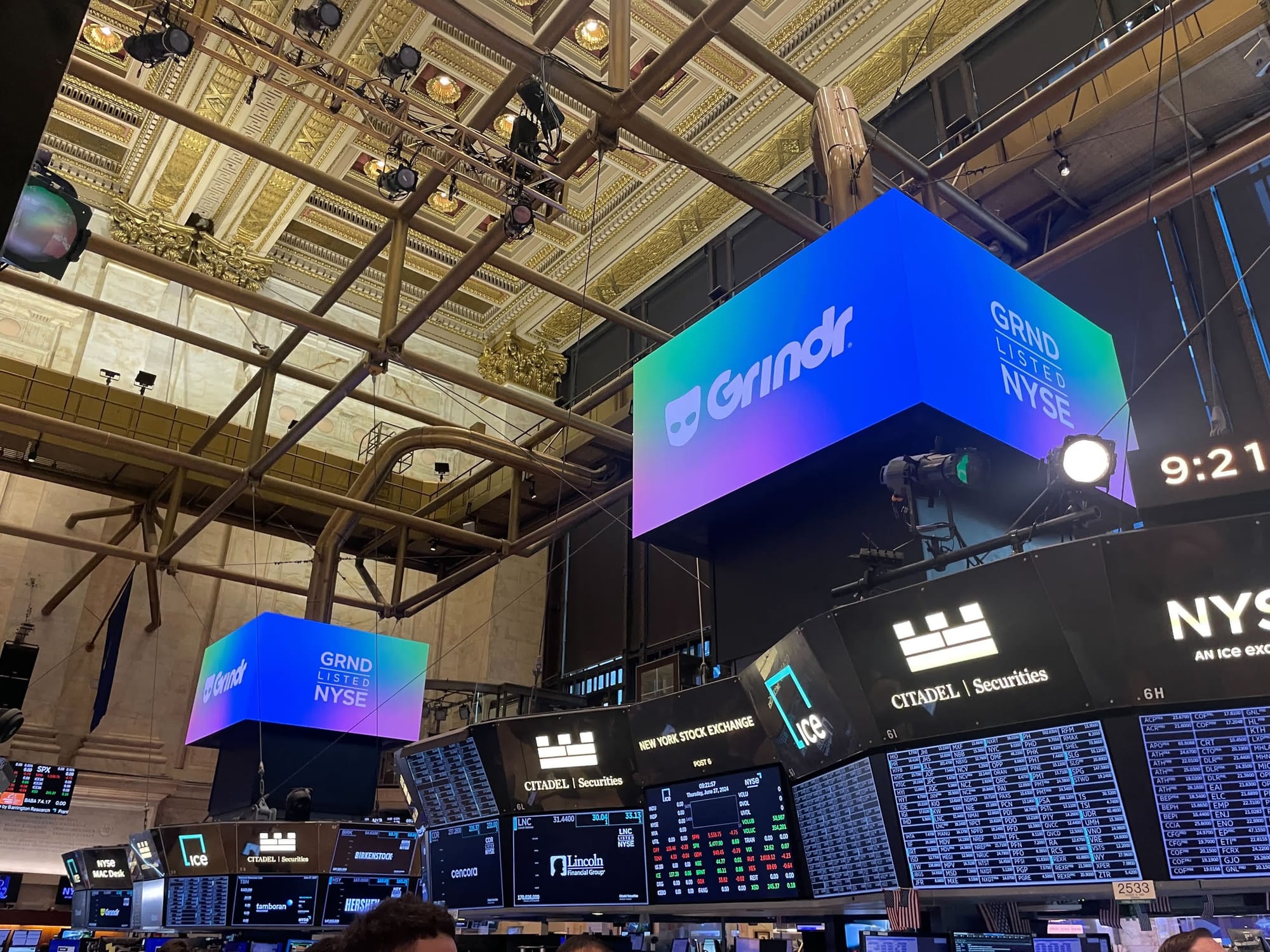 La salle du NYSE lors de la présence de Grindr pour Pride, en juin 2024. La société cotée a déclaré son accord britannique à la SEC en septembre 2026.