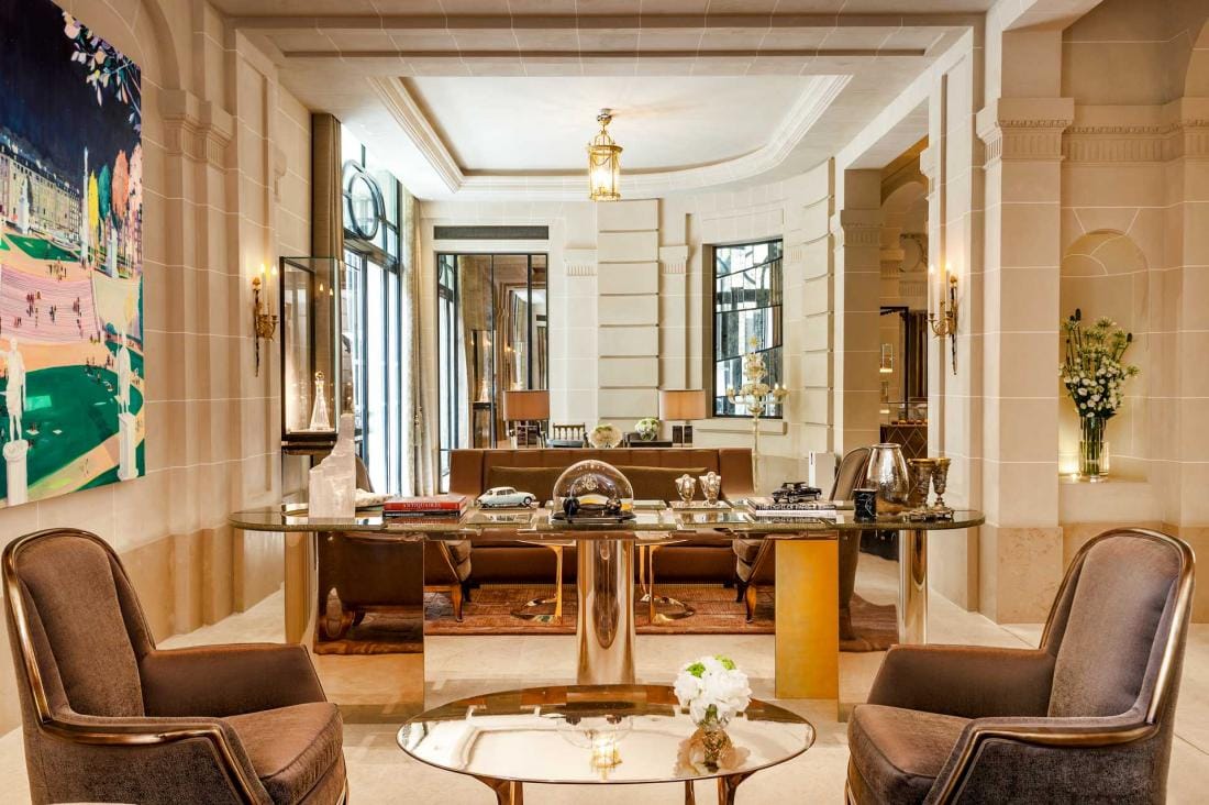 La conciergerie du Crillon, dans la présentation de sa réouverture en 2017. L’accueil et la discrétion font partie de la promesse de service du palace.