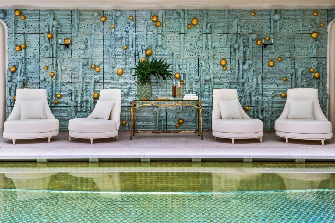 La piscine du Crillon dans les visuels de sa réouverture, diffusés en juillet 2017. Cette photographie promotionnelle montre l’espace, pas les faits évoqués par Libération.