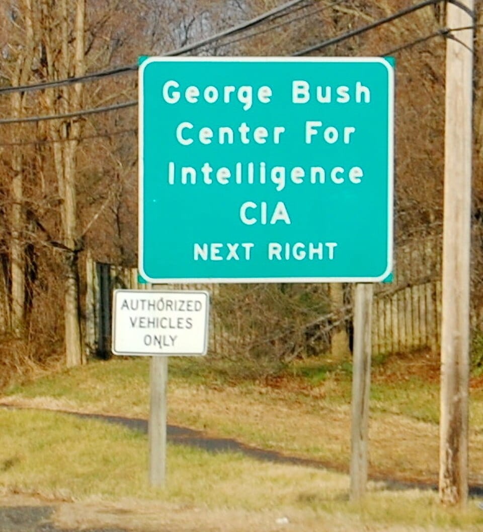 Panneau routier indiquant le George Bush Center for Intelligence et la CIA à la prochaine sortie.