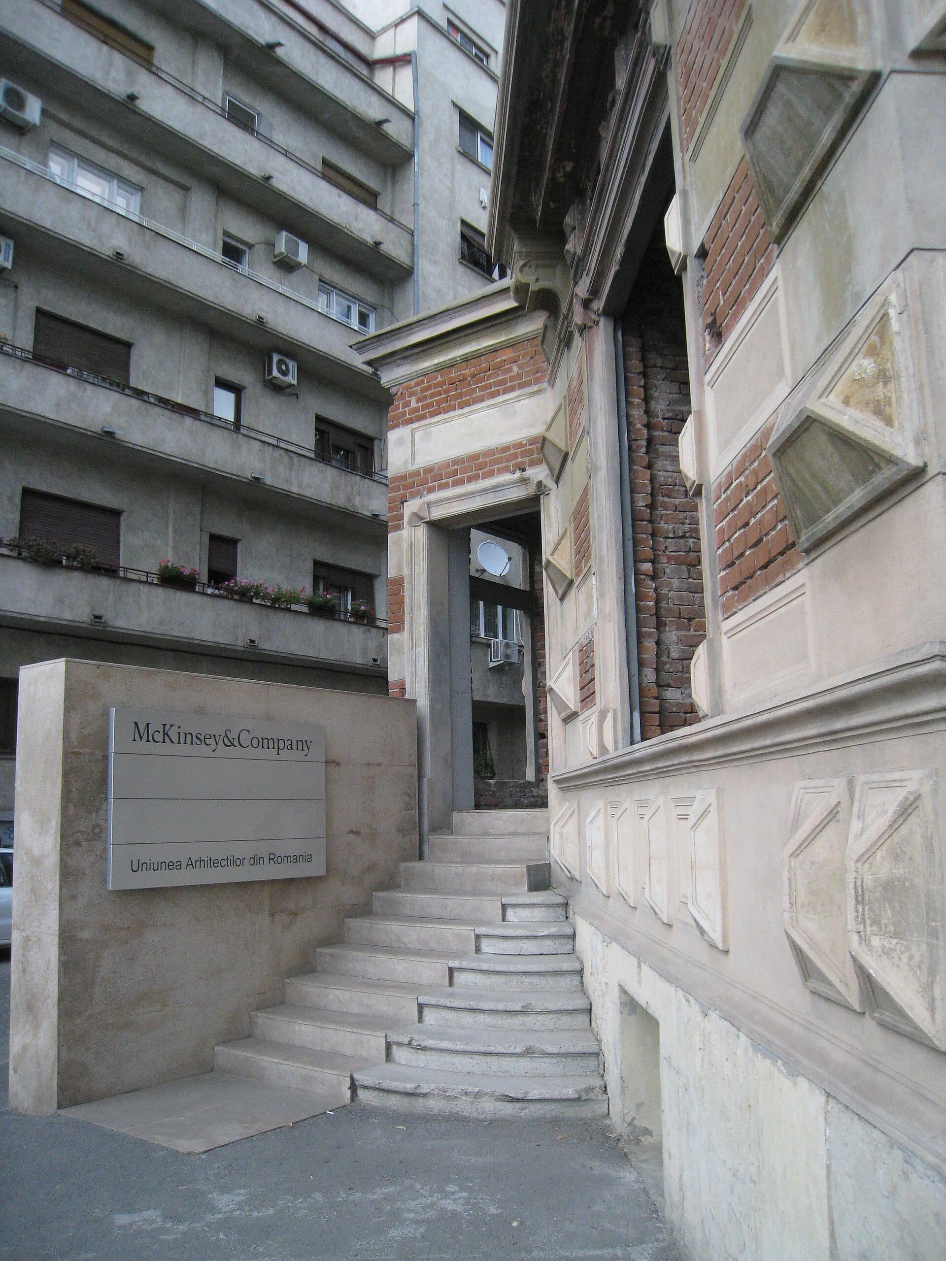 Bureaux de McKinsey à Bucarest. Photographie d’archive, distincte des entités françaises visées par l’enquête et de la saisie exécutée avec la justice belge.