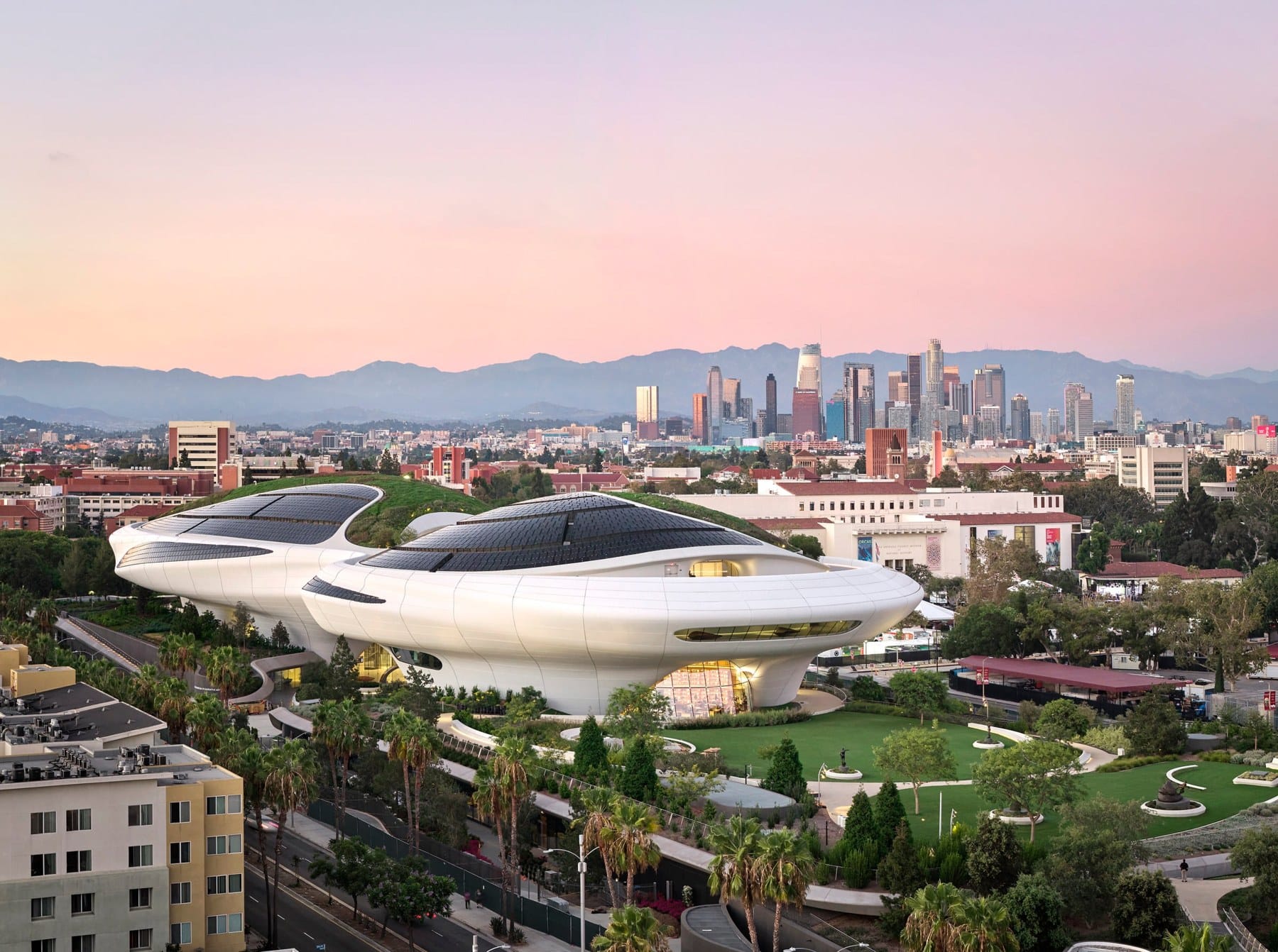 Vue aérienne du Lucas Museum of Narrative Art dans Exposition Park, avec la skyline de Los Angeles