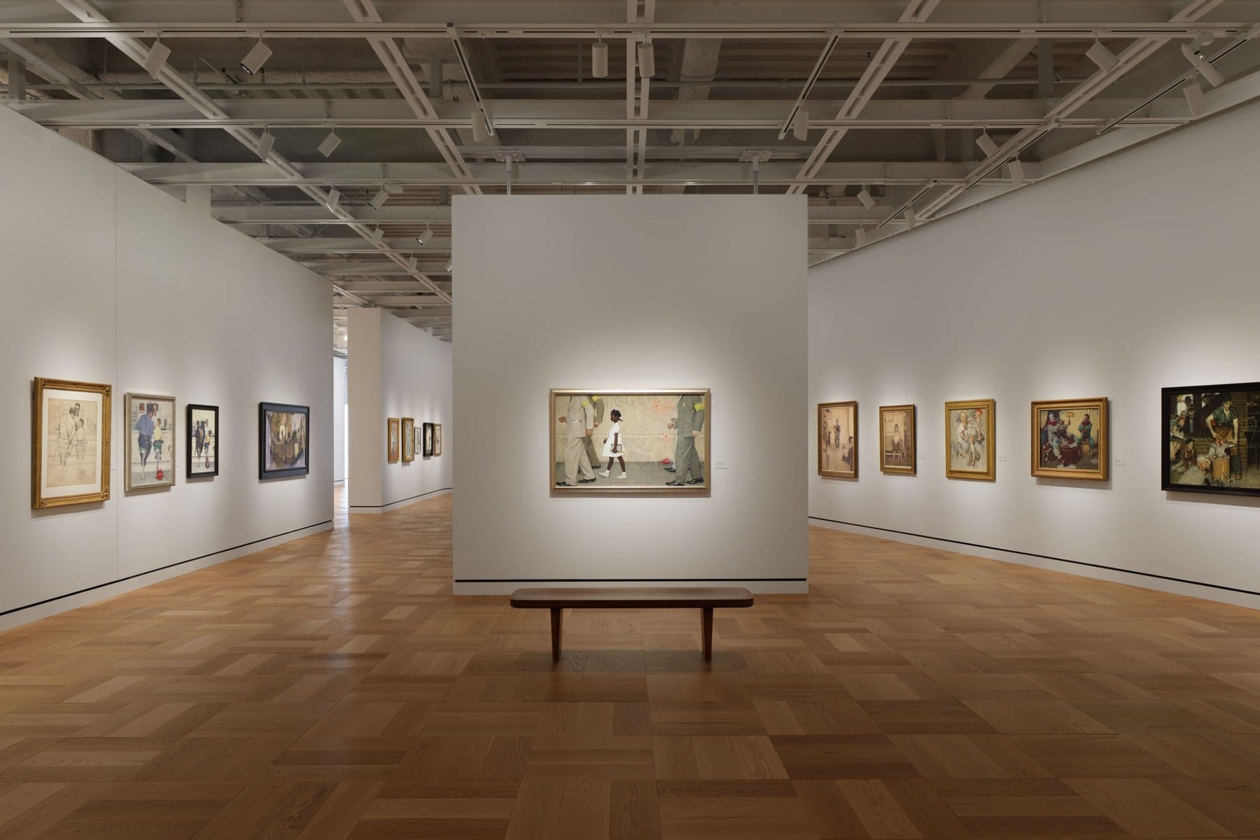 Galerie Norman Rockwell du Lucas Museum, avec au centre le tableau de Ruby Bridges escortée par des marshals