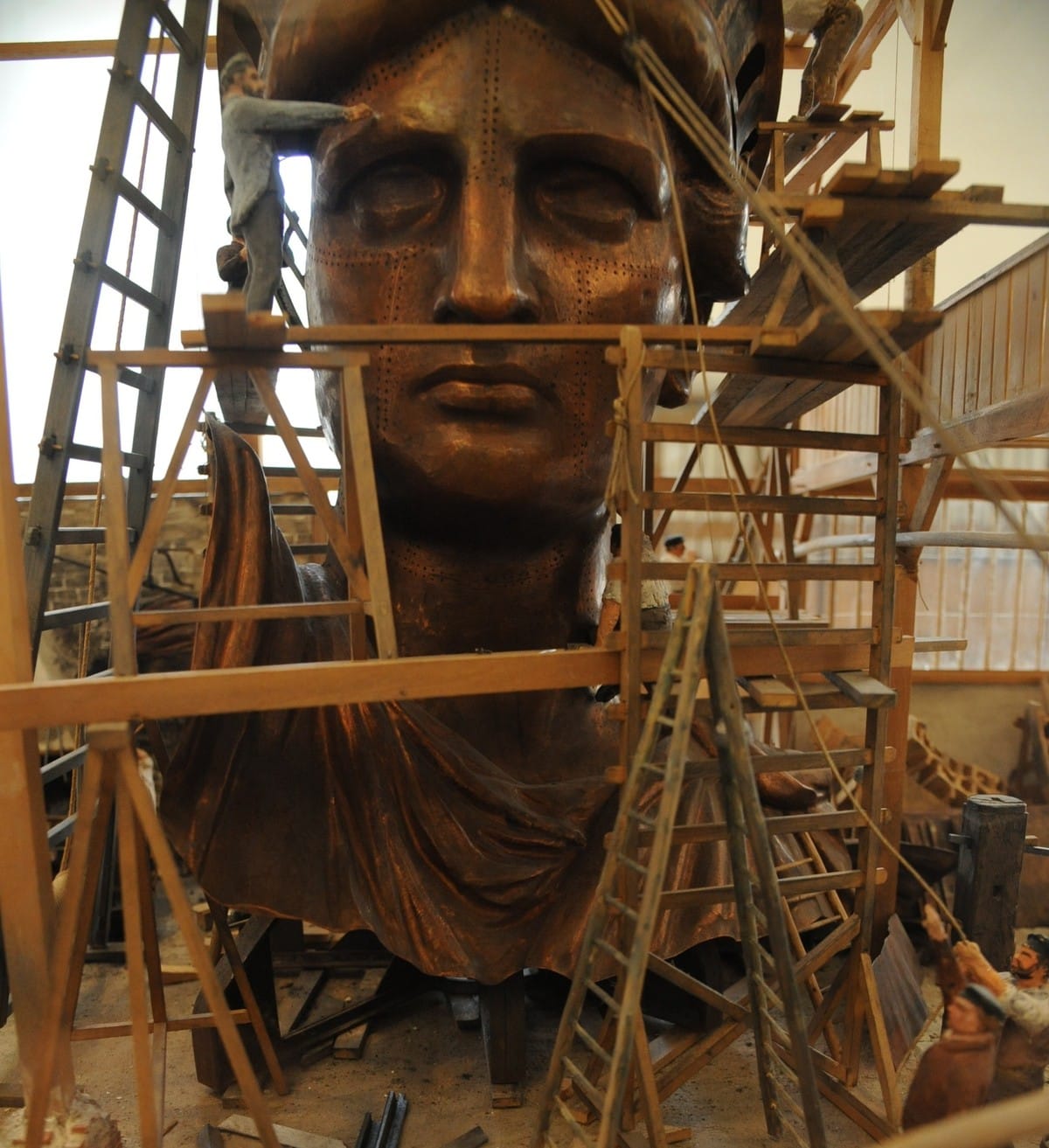 Montage de la tête en cuivre martelé de la statue de la Liberté, modèle au seizième, ateliers Gaget Gautier et Compagnie