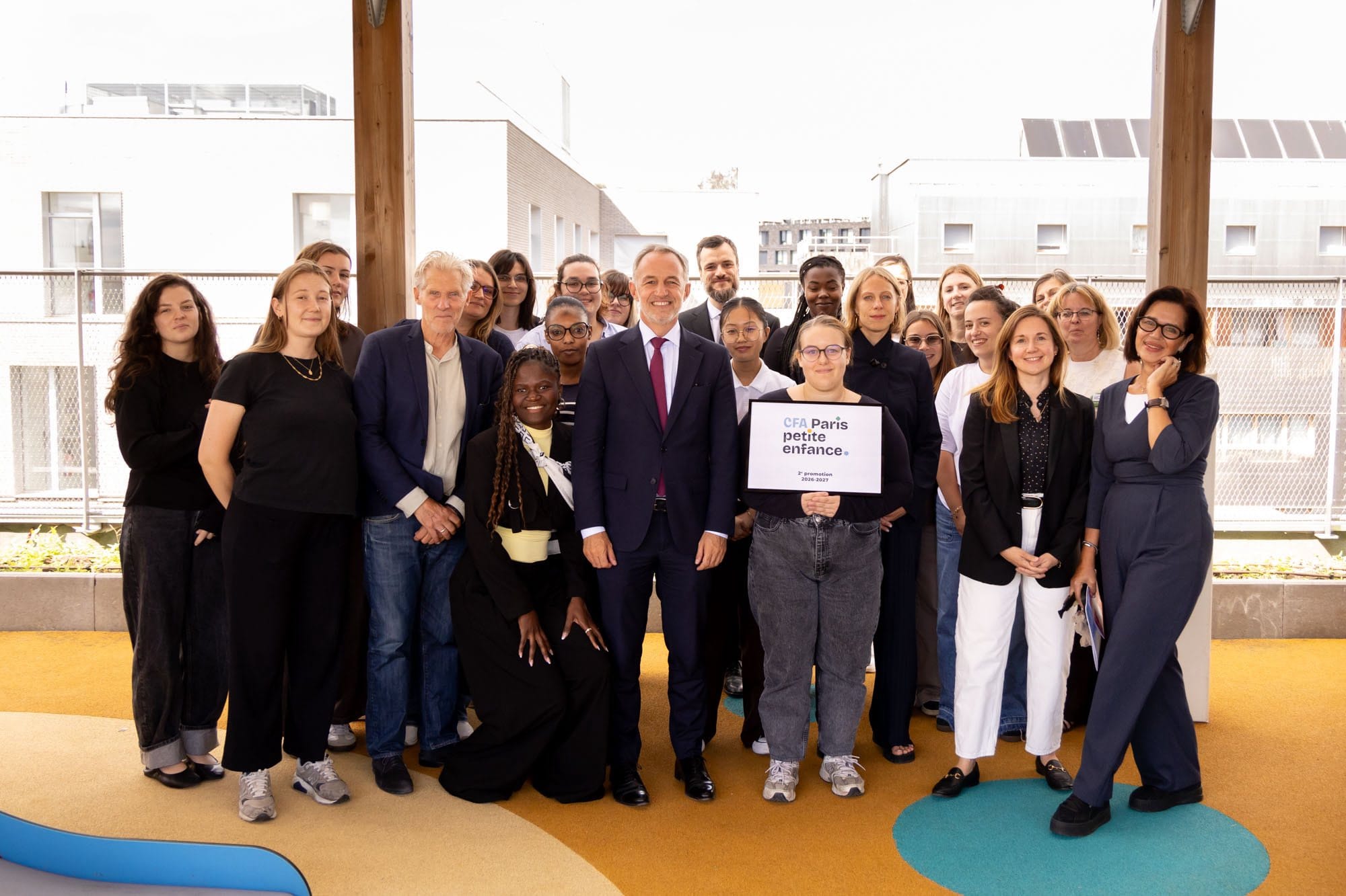 Photo de groupe publiée par le maire avec les équipes et la promotion du CFA Paris Petite Enfance.