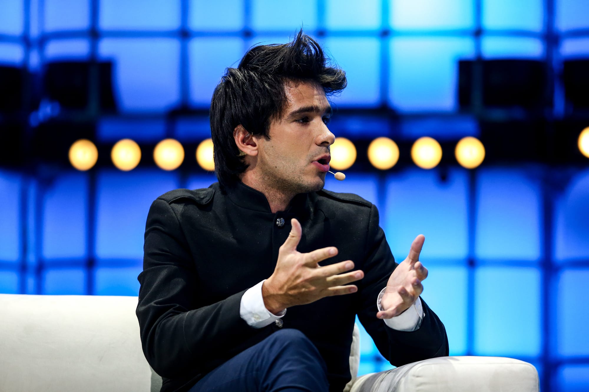 Juan Branco en discussion sur une scène du Web Summit