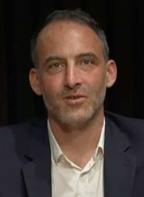 Raphaël Glucksmann lors d’un entretien filmé par la librairie Mollat. Capture d’archive mise en ligne sur Wikimedia Commons en juin 2023, sans lien avec les contenus falsifiés de 2026.