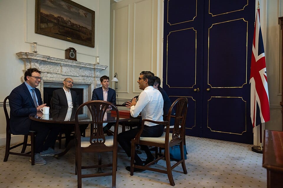 Rishi Sunak rencontre Dario Amodei, Demis Hassabis et Sam Altman au 10 Downing Street, le 24 mai 2023. Photo d’archive illustrant la coordination entre industrie et gouvernement.