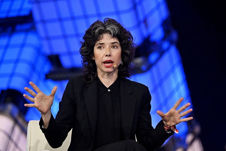Meredith Whittaker, présidente de Signal, sur scène à Web Summit Rio, le 2 mai 2023. Photo d’archive illustrant la défense de la confidentialité ; elle ne représente pas l’opération policière analysée.