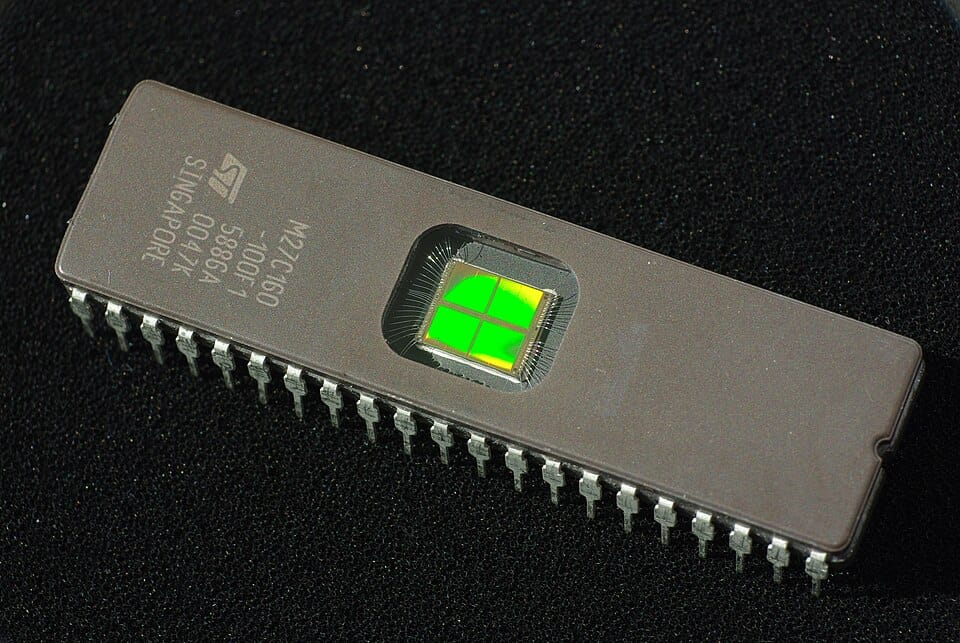 Une puce EPROM STMicroelectronics M27C160 photographiée en 2010. Illustration du fabricant ; ce composant n’est pas celui signalé dans les débris des drones Geran-4.