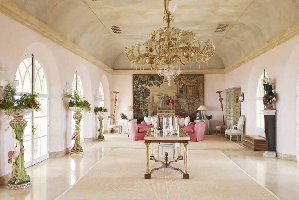 Salon de The Terraces, ouvert sur la galerie. Lustres, tapisserie et arcades composent un décor de représentation, jusque dans une résidence de vacances.