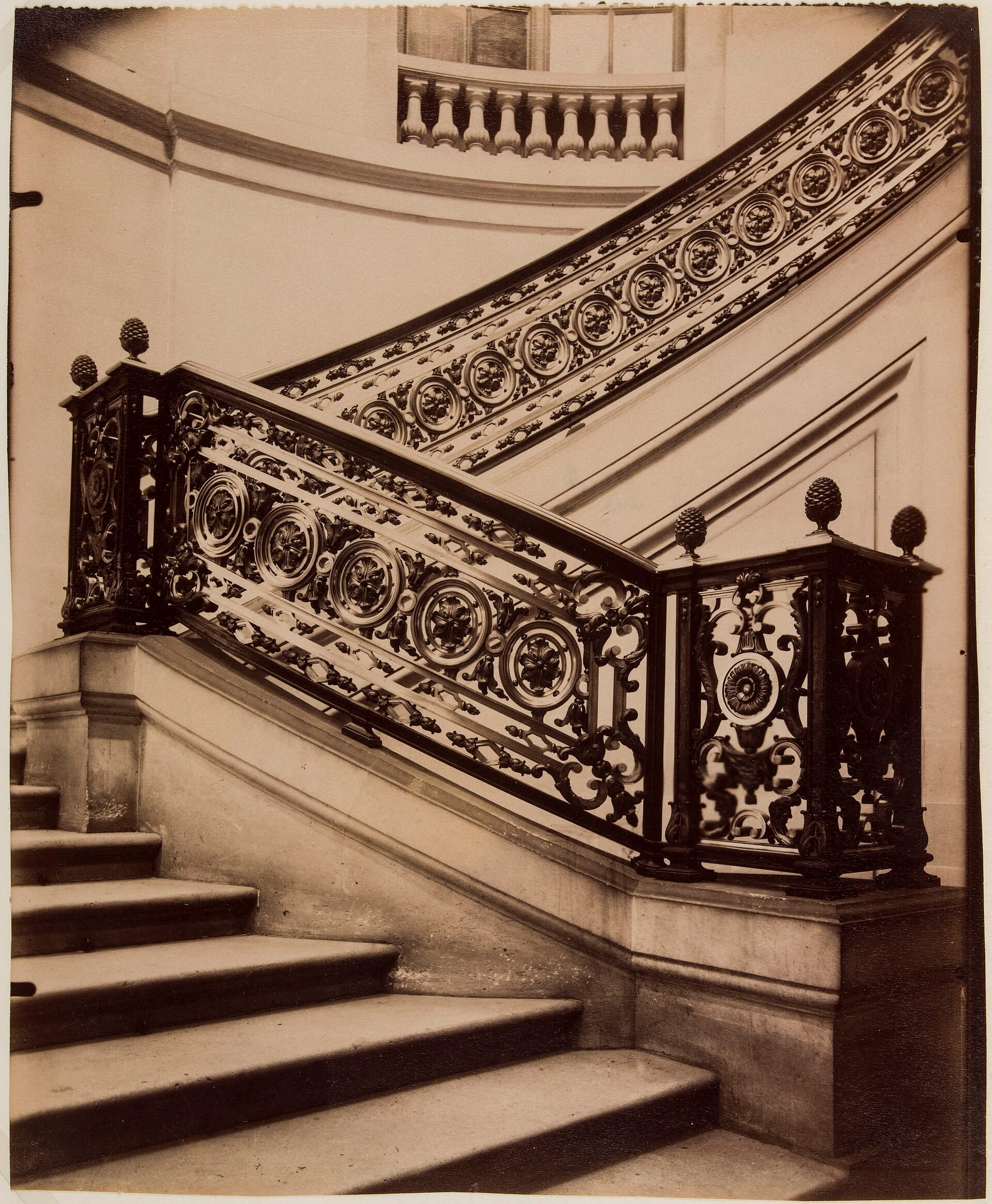 Escalier monumental à l’intérieur du Conseil d’État, photographié en 1909.