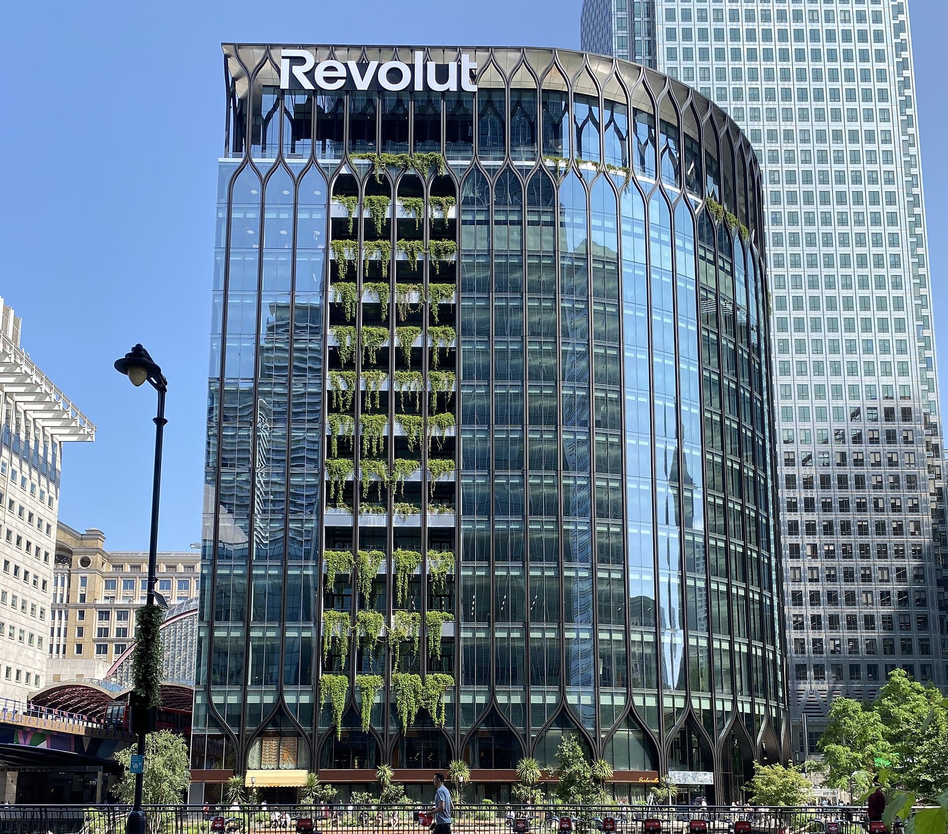 Façade vitrée d’un immeuble londonien portant le logo Revolut.