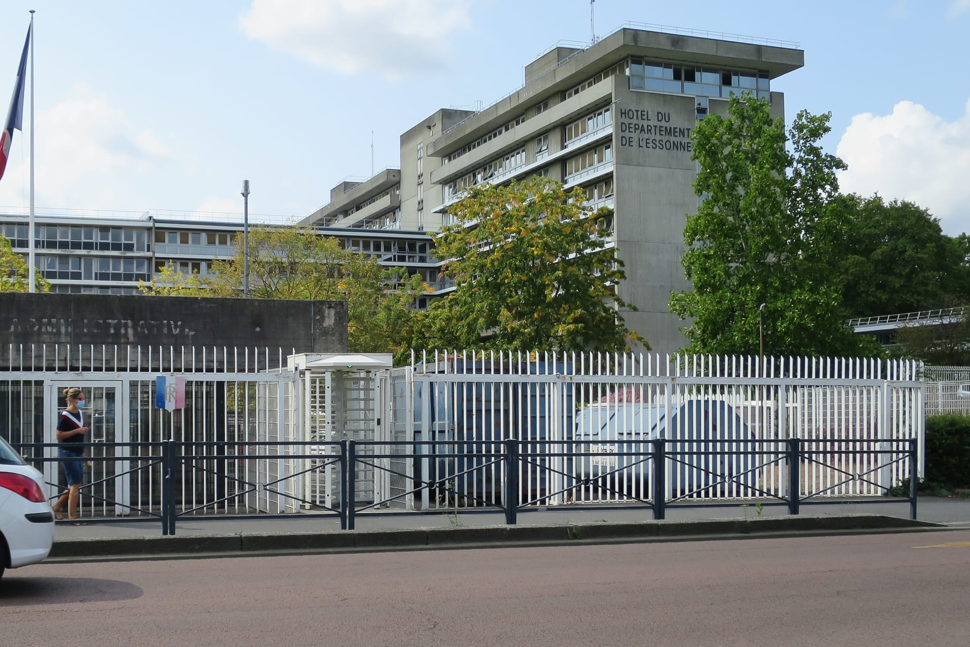 Façade de l’hôtel du Département de l’Essonne.