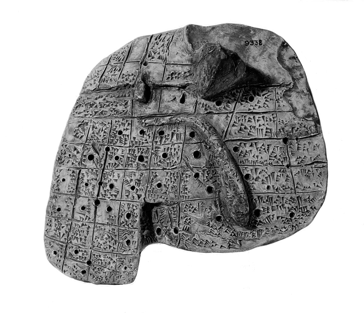 Photographie en noir et blanc d’une réplique de modèle de foie couvert d’inscriptions cunéiformes