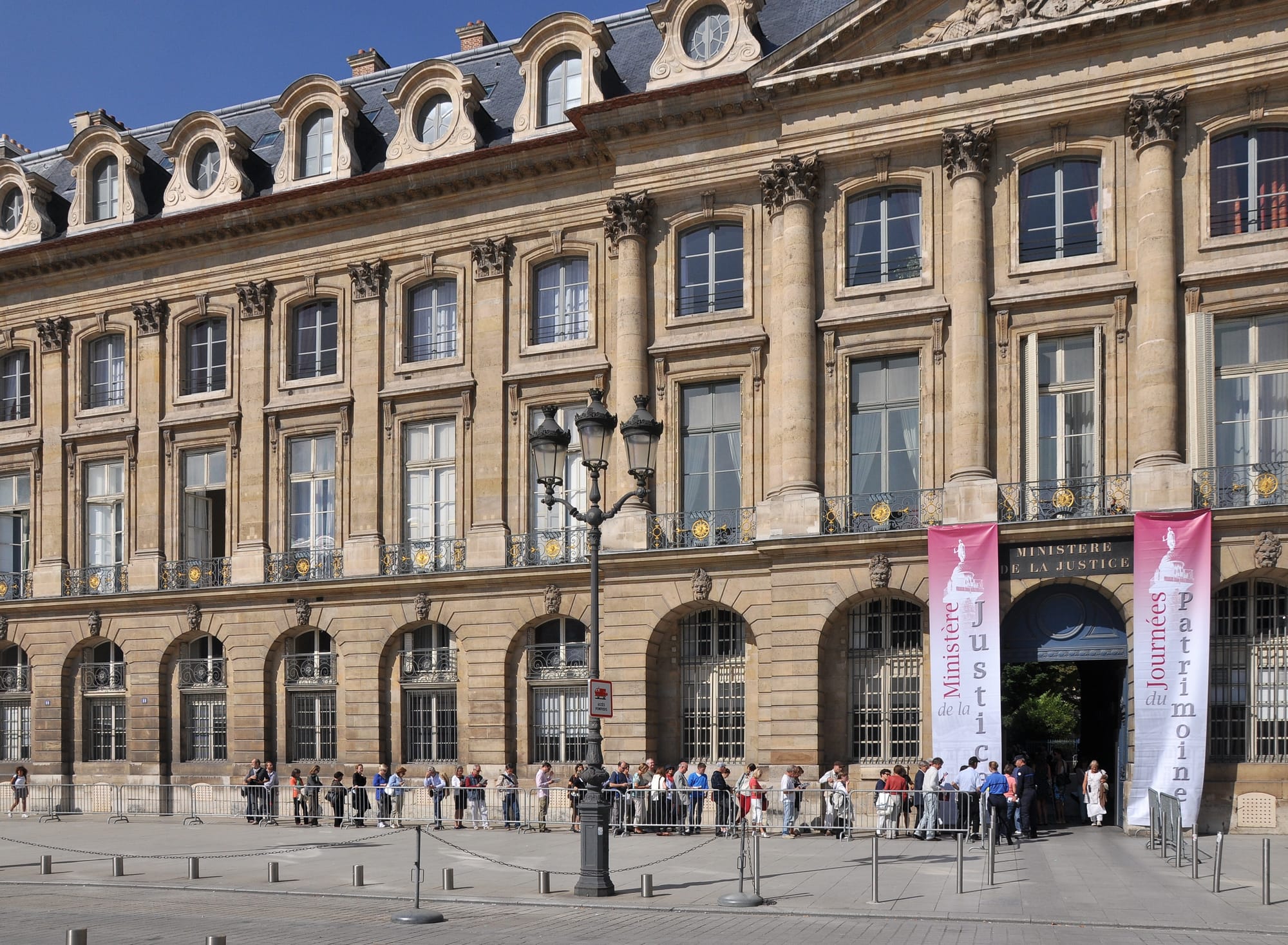 Façade du ministère de la justice avec une file de visiteurs aux Journées du patrimoine.