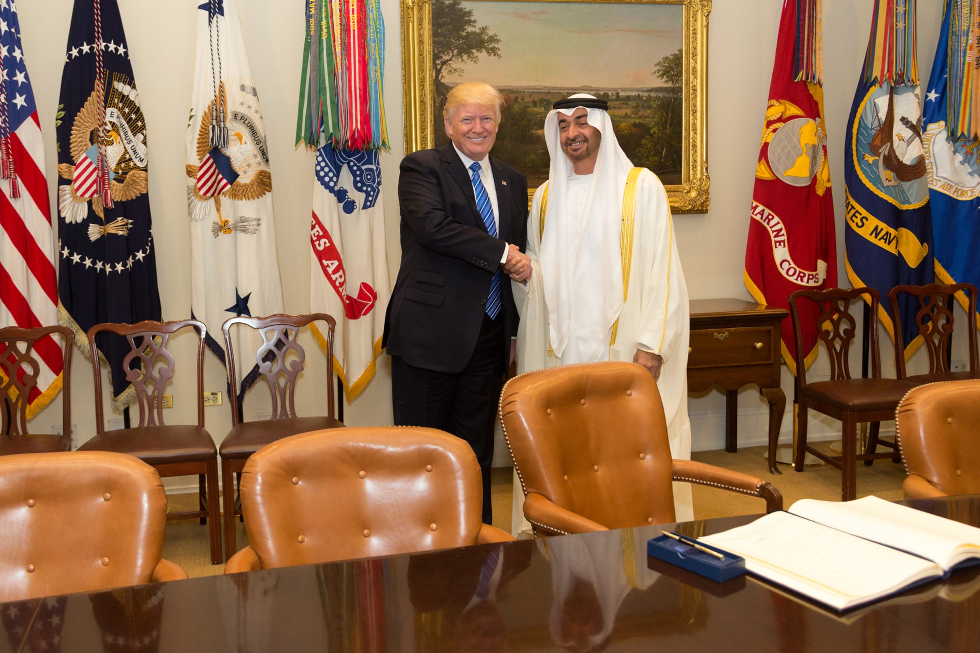 Mohammed ben Zayed et Donald Trump se serrent la main à la Maison-Blanche en 2017.