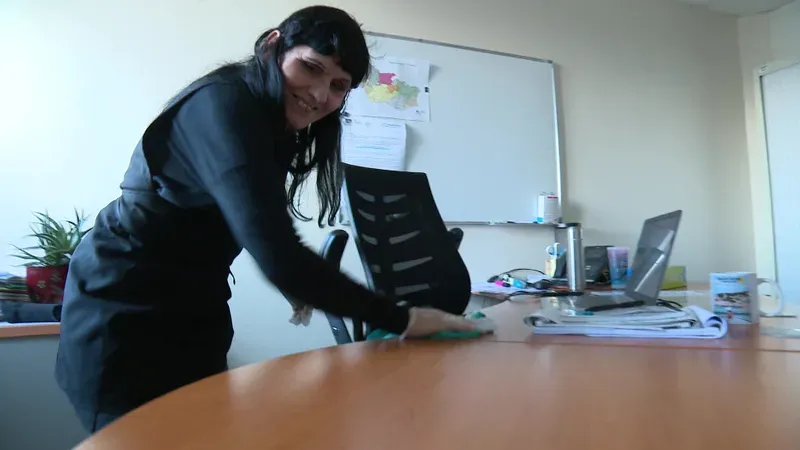 Valérie travaille à temps partiel : avec moins de 1000€ par mois, elle doit vivre avec ses deux enfants.