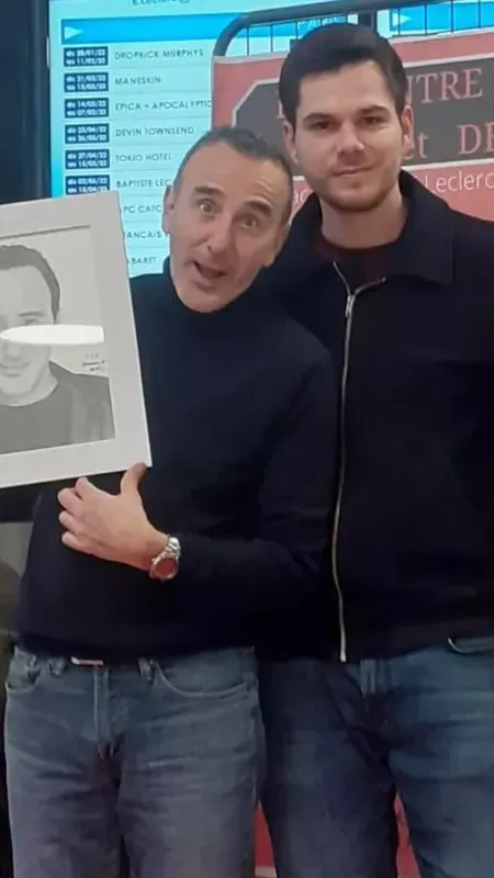 Elie Semoun se voit remettre son portrait.