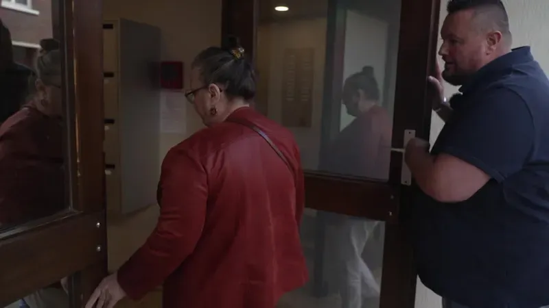 Jérémy aime travailler dans l'aide à la personne, mais il n'a trouvé qu'un temps partiel. Son salaire de moins de 1 000€ par mois pèse sur sa santé mentale.