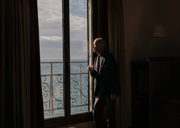 M. Matzneff dit qu’il ne sait pas quand est-ce qu’il rentrera à Paris.