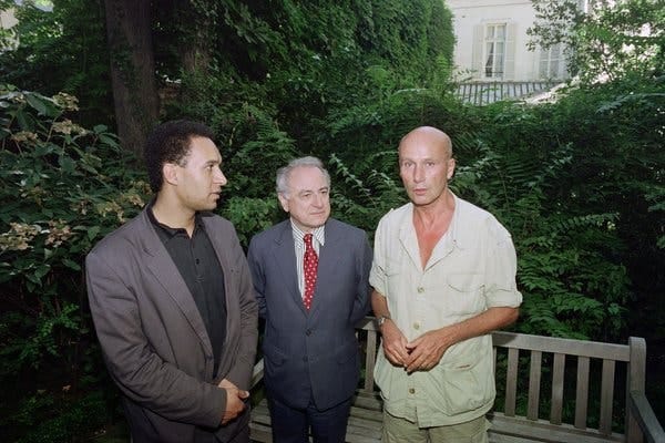 M. Matzneff, à droite, à Paris en 1990 avec l’homme d’affaire français Pierre Bergé, au centre, et Harlem Désir.