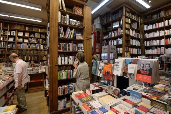 Une librairie à Paris. De Voltaire à Hugo, de Zola à Sartre, la figure de l’écrivain est sacralisée en France.