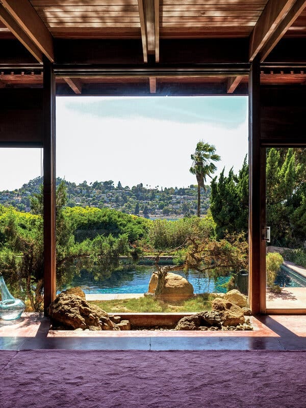 Une vue depuis le salon, sur la rocaille intérieure, sur la piscine. Silver Lake Reservoir est au-delà des haies.