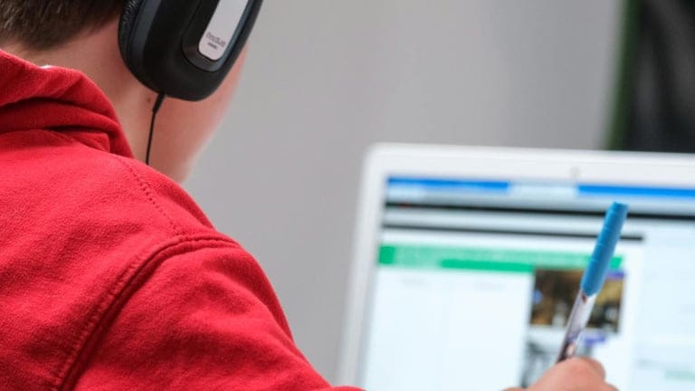 « On s'est tous lourdement trompé » : les écrans sont bien responsables de la baisse du niveau des élèves selon le gouvernement Suédois