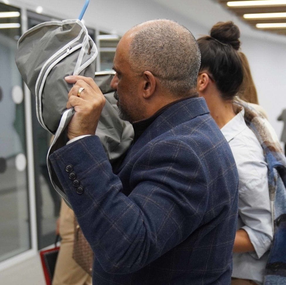 Victor Marke à l'extérieur de la Cour de la Couronne de Nottingham