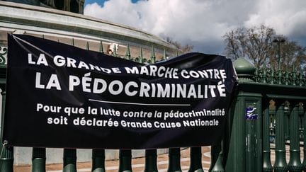 Une affiche accrochée à une grille lors de la grande marche contre la pédocriminalité, le 24 mars 2024 à Paris. (XOSE BOUZAS / HANS LUCAS)