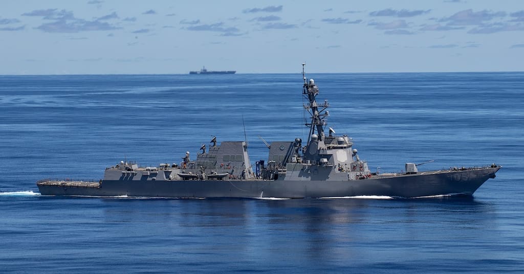 La Marine a déclaré qu'un destroyer lance-missiles non identifié de la même classe que Dewey, illustré ici, ne peut pas se déployer car il est commandé par un officier qui ne peut pas le diriger en raison d'un procès en cours contre le vaccin COVID. 