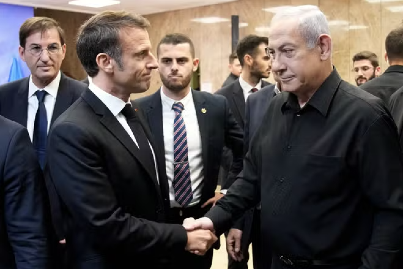 Une France sous tutelle, dehors comme dedans