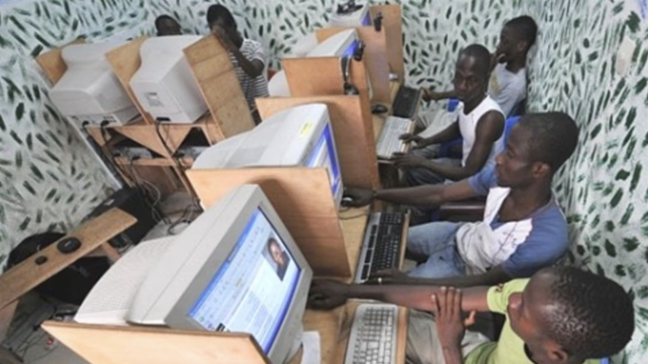 Les Yahoo Boys du Nigeria, maîtres de l’arnaque numérique et rois de la nuit lagotienne