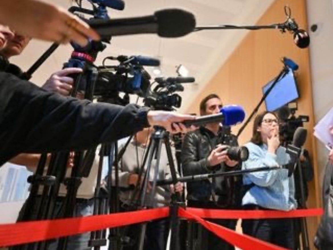 Chacun voit ce qu'il croit. Prenons Zoé Sagan : les journalistes le présentent partout comme "publicitaire", quand le président du tribunal lui-même le qualifie d'"écrivain, scénariste, dramaturge"