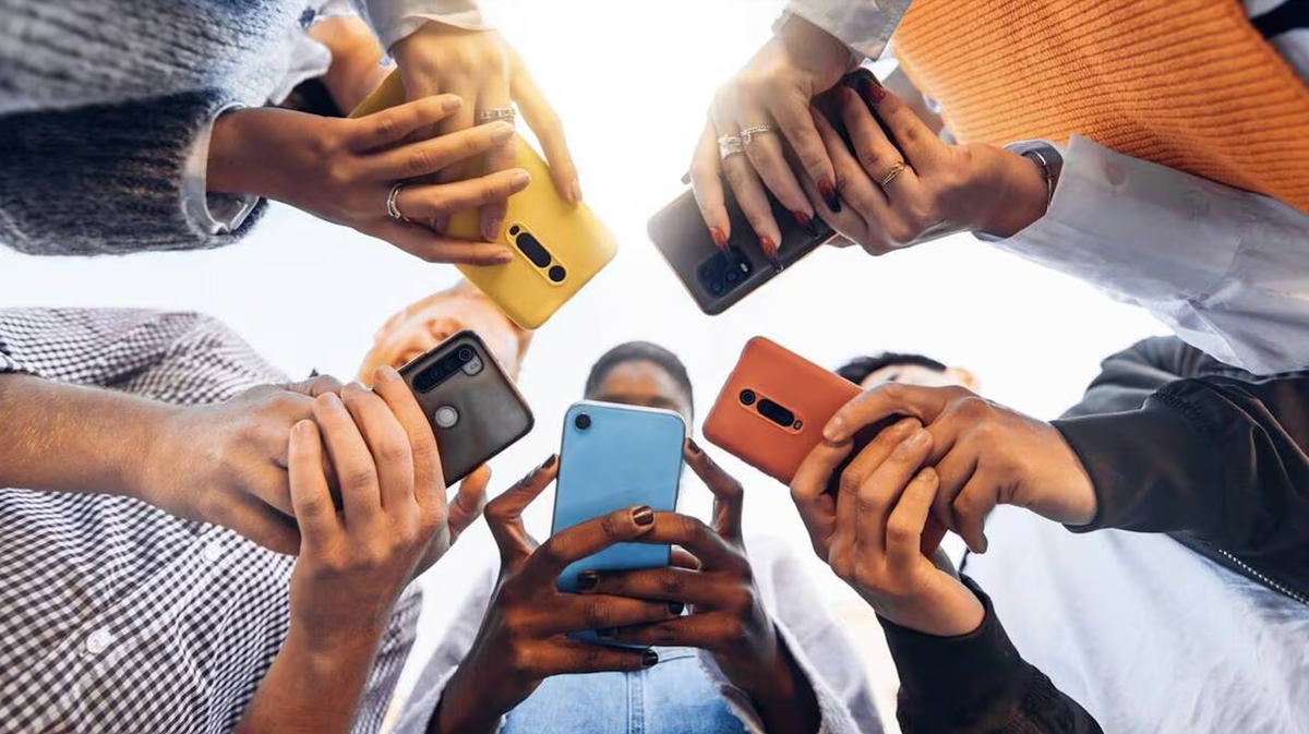 La loi sur les réseaux sociaux : tous surveillés, tous contrôlés