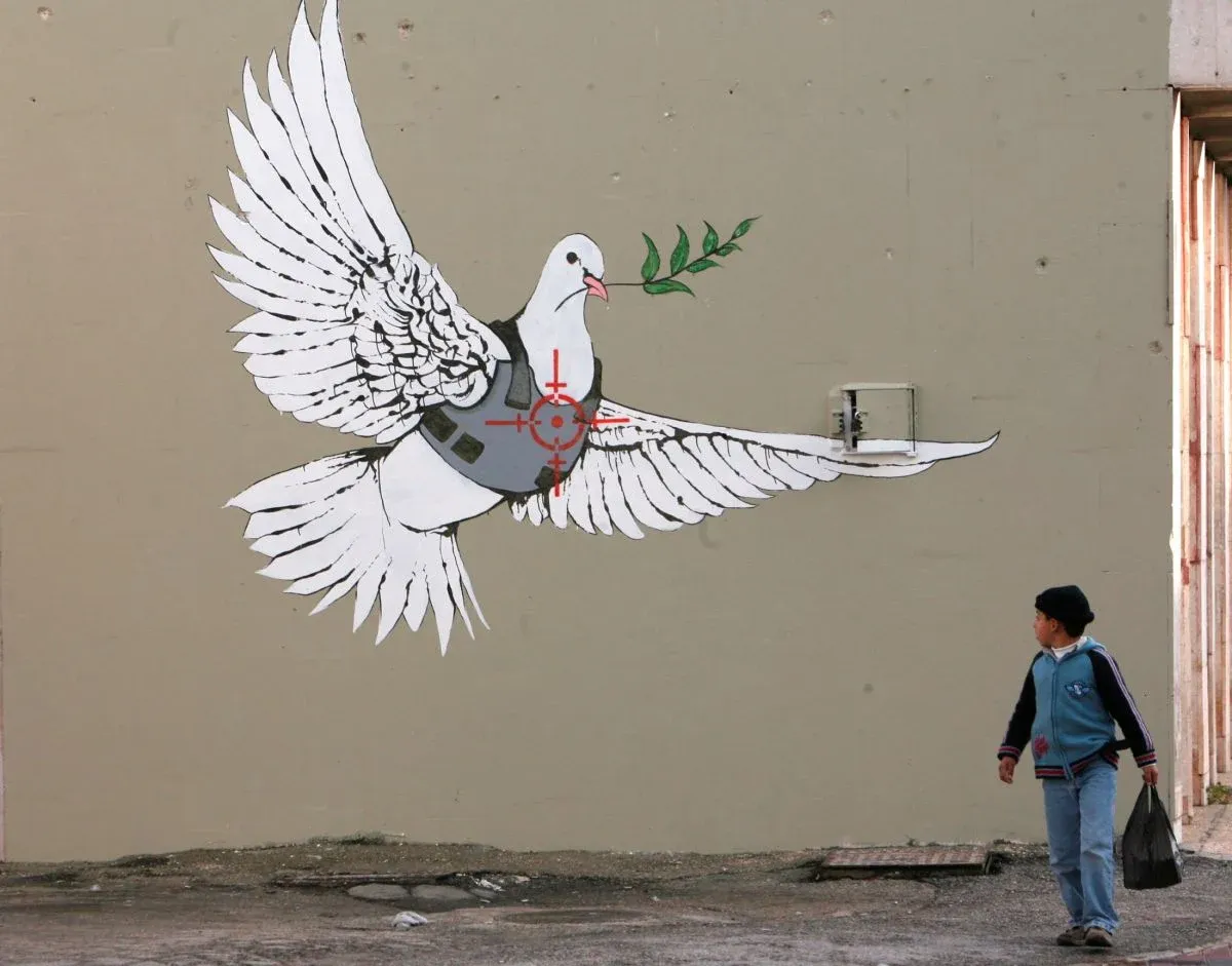 La mort de l’anonymat : Banksy, Zoé Sagan et la fin de la satire libre
