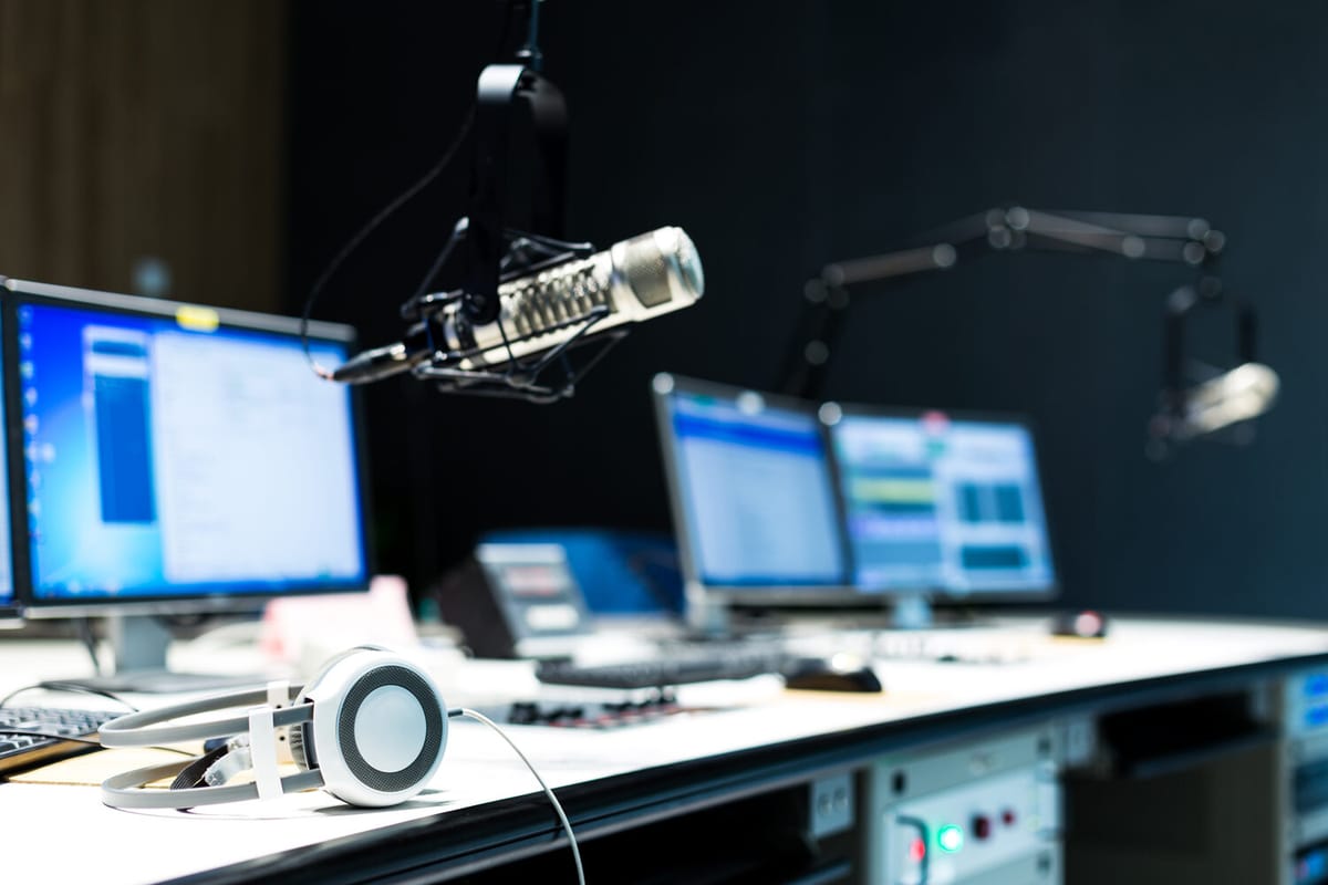 Studio radio, micros et écrans : illustration du traitement médiatique de la pandémie.
