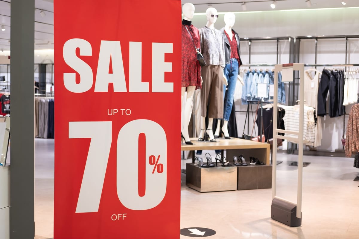 Il fait 41 degrés. Vite, prolongeons les soldes.