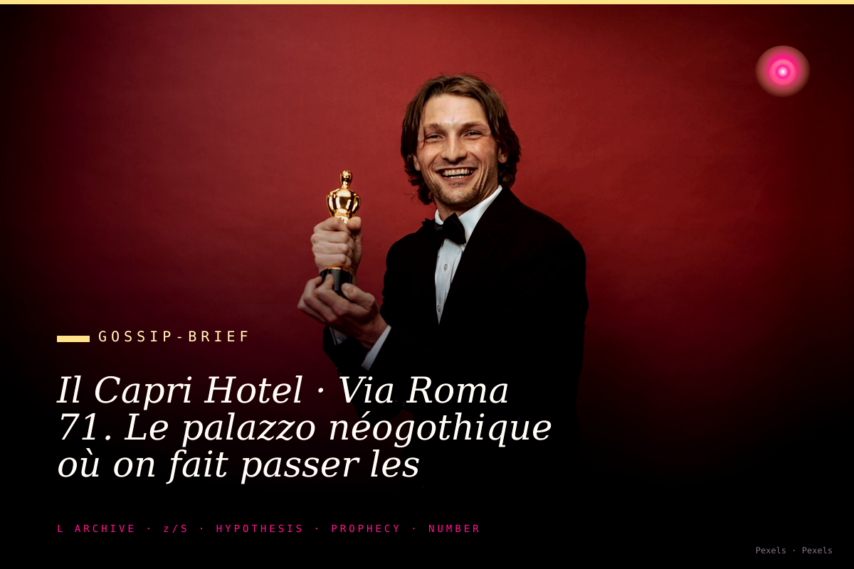 Il Capri Hotel · Via Roma 71. Le palazzo néogothique où on fait passer les micros pour des lustres.
