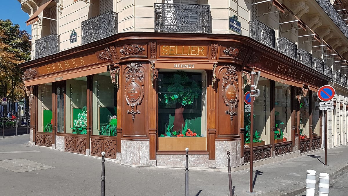 Chez Hermès, la vraie information n'est pas qui dessine. C'est qui elle embauche