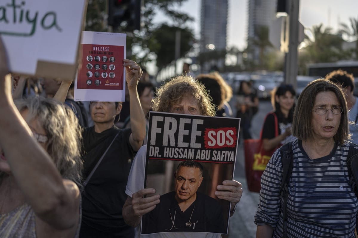 Des militants israéliens réclament la libération du docteur Hussam Abu Safiya, Tel-Aviv, 6 juillet 2026