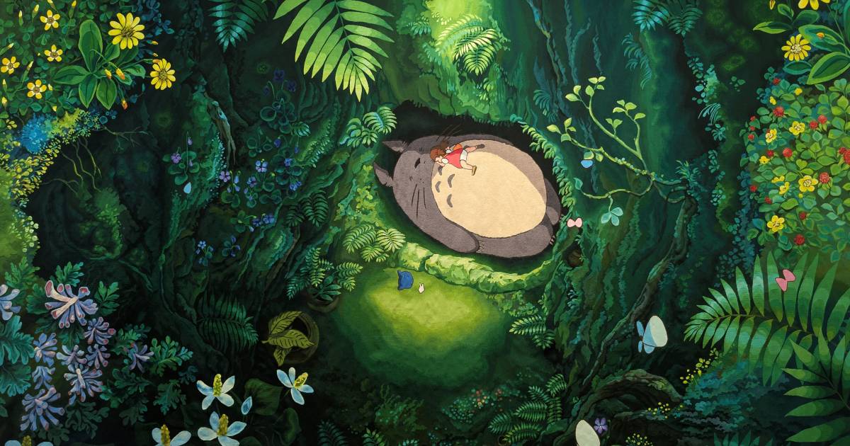 Détail de la tapisserie d’Aubusson La Sieste de Mei et Totoro, Totoro endormi dans une clairière de forêt verte avec la petite Mei allongée sur son ventre